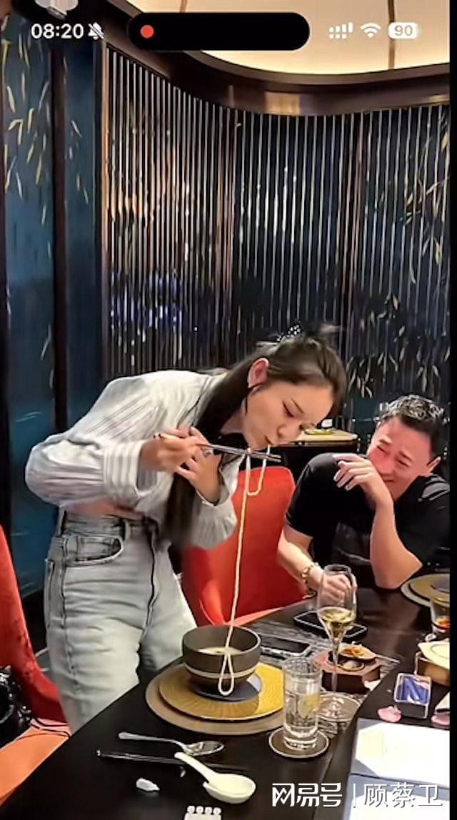 太不易做林峰宠妻人设崩塌别太离谱！EVO视讯张馨月站椅子吃面被叹阔(图1)