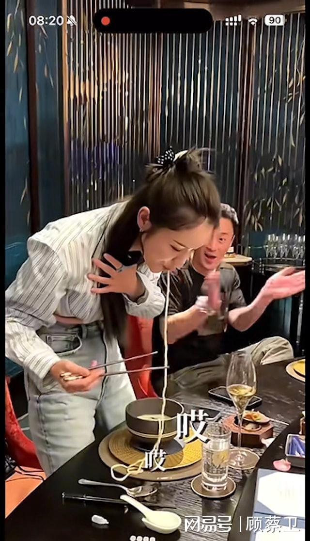 太不易做林峰宠妻人设崩塌别太离谱！EVO视讯张馨月站椅子吃面被叹阔(图7)