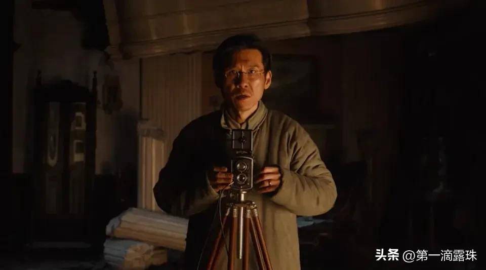 登巅峰王骁王传君稳定发挥他的表现令人惊艳EVO真人平台《南京照相馆》演技：高叶再(图4)